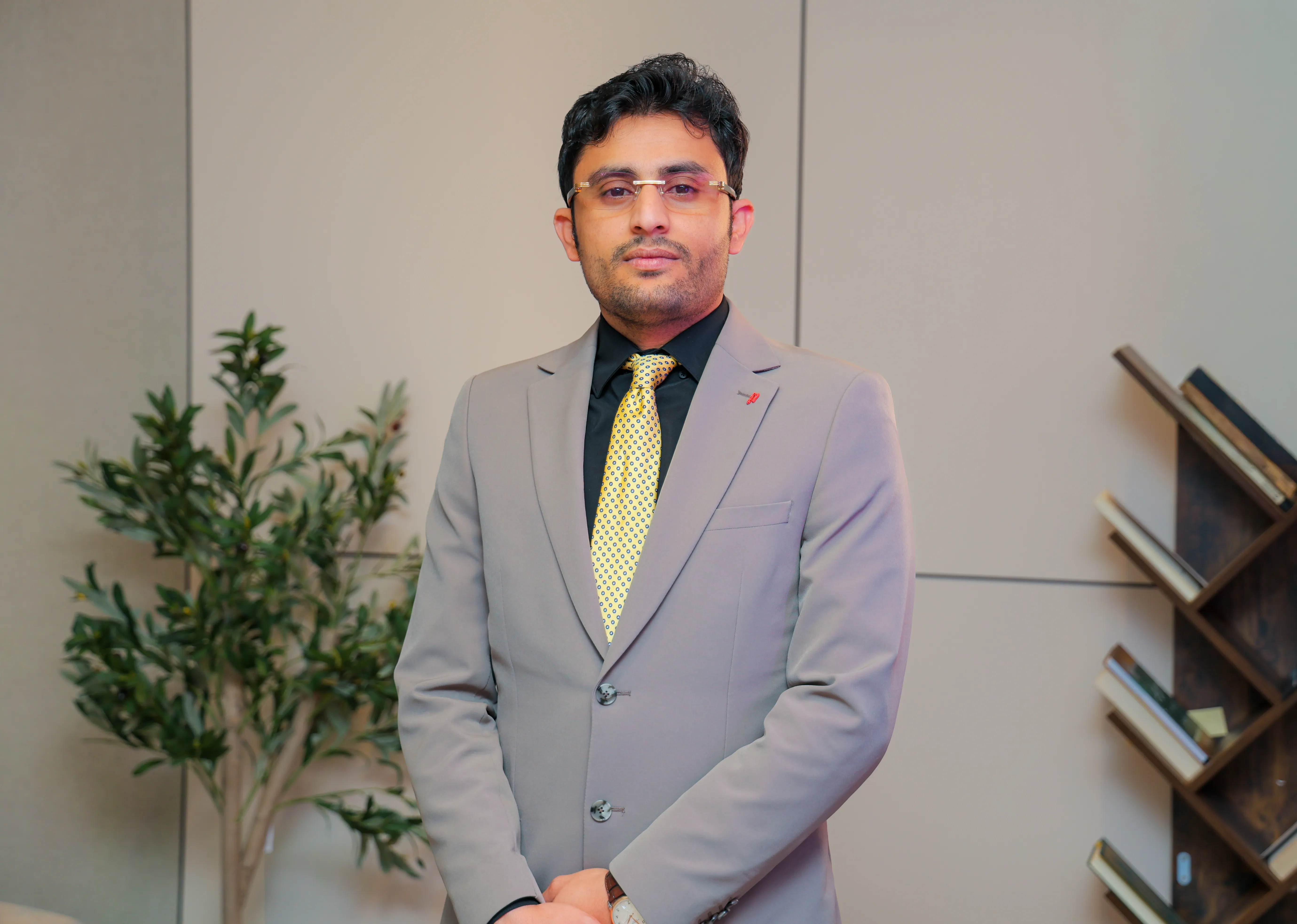 المهندس عبد الحكيم في موقع العمل